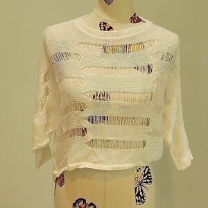 DEREK HEART white bat sleeved knitted sweater.  Neat distressed pattern.  Size M